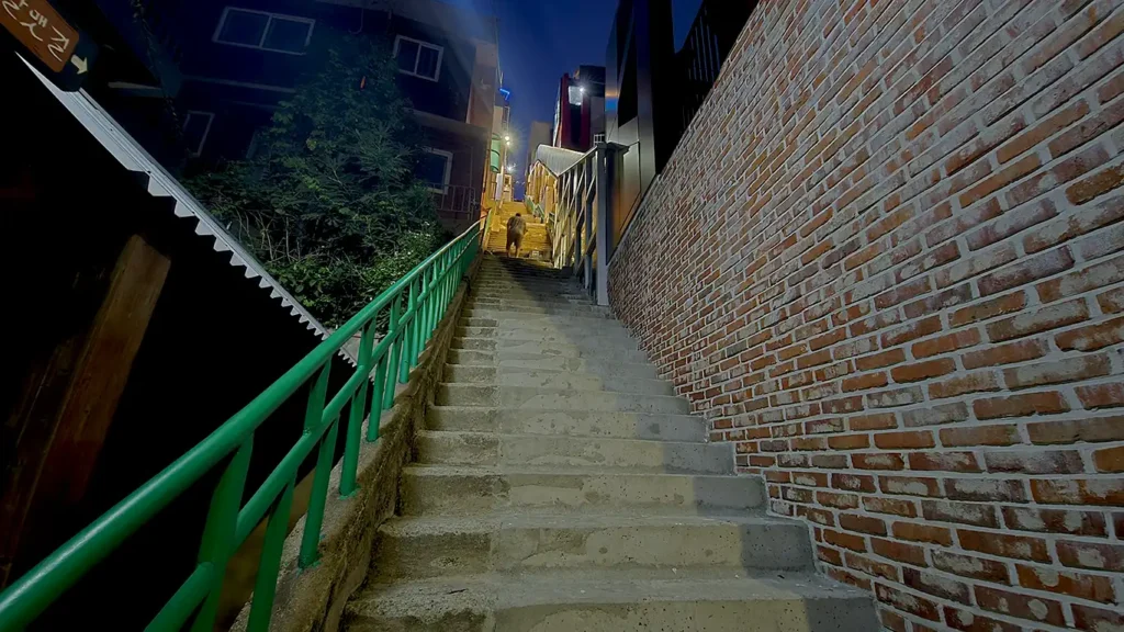 Subiendo una de las escaleras del monorraíl