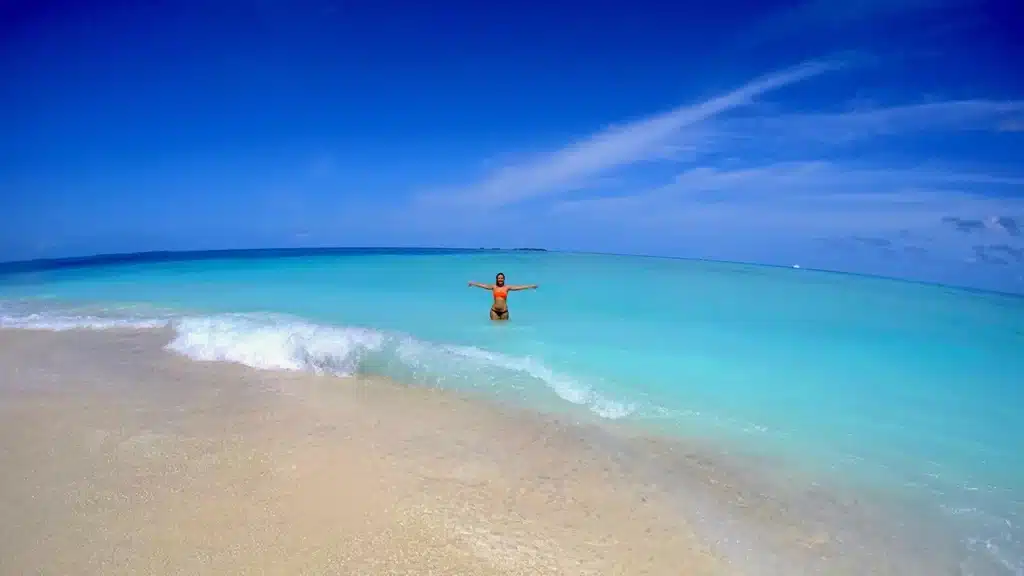 un baño en el mar de maldivas