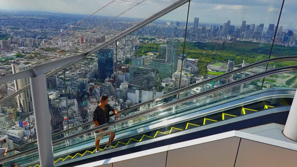 Escalera en rascacielos de Tokio