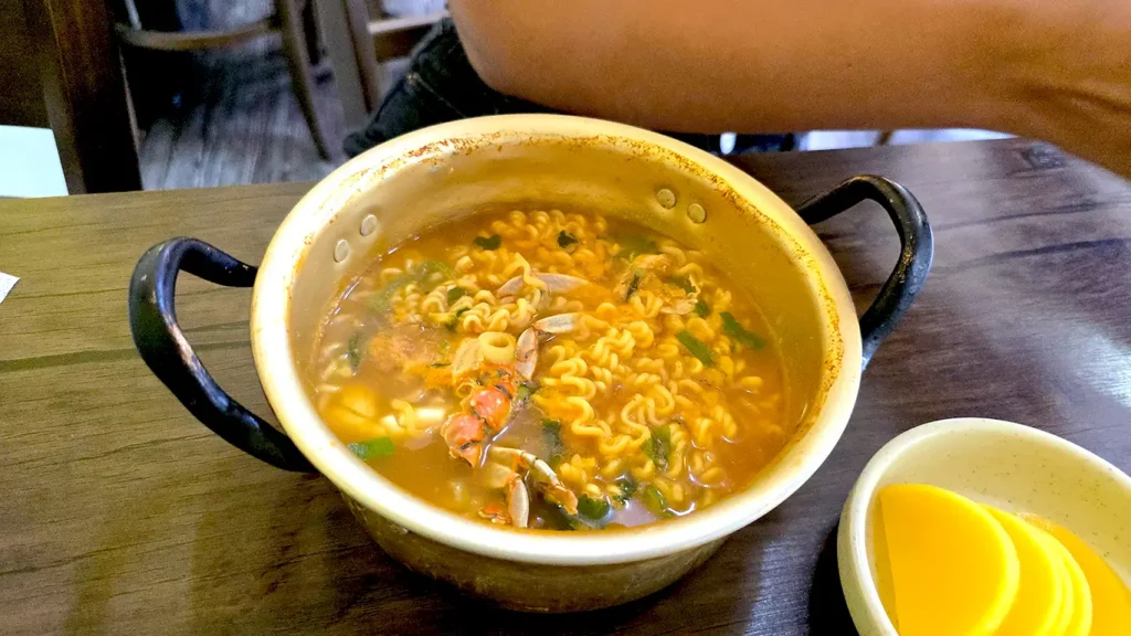 Probando la sopa de pescado y marisco en Busan