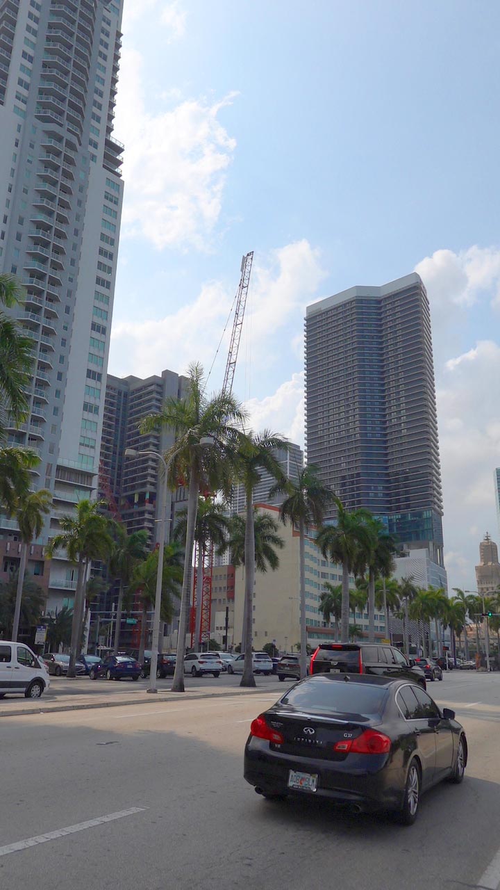 Llega en coche desde otra ciudad