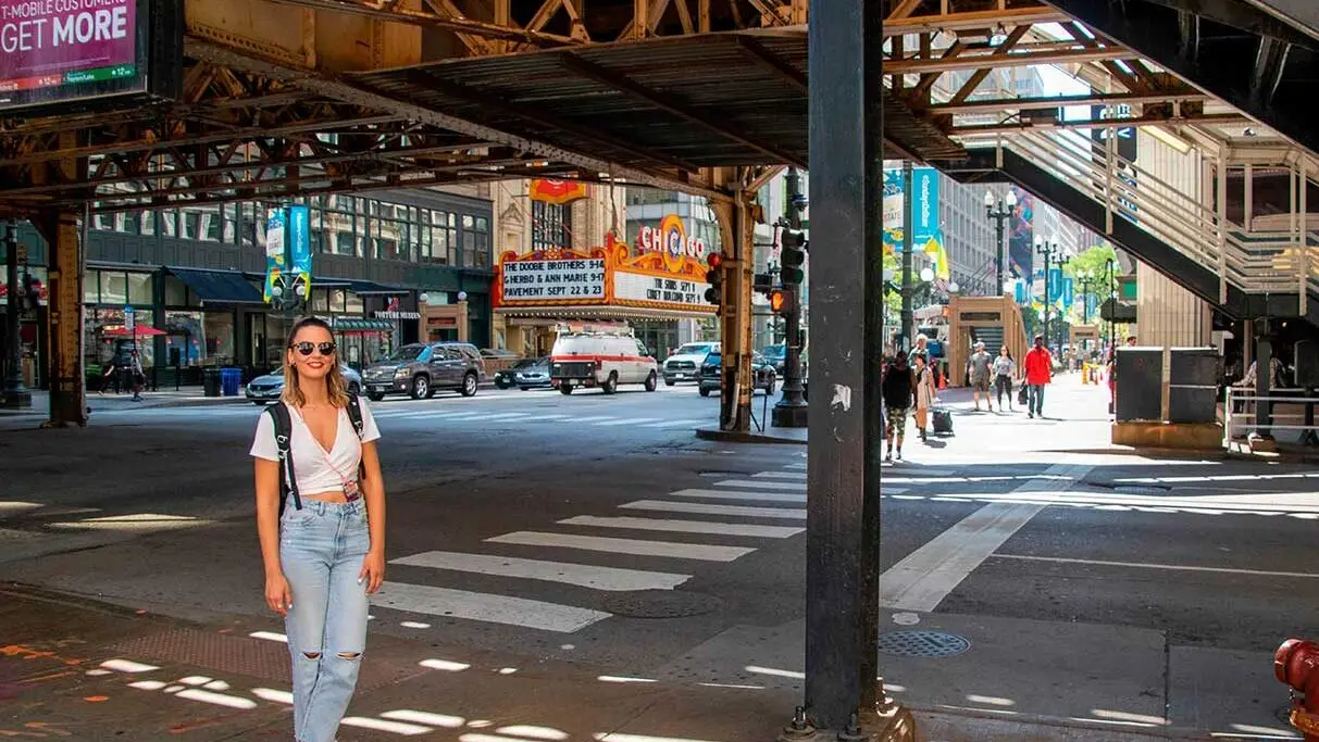 Subir al metro elevado de línea "L" ​