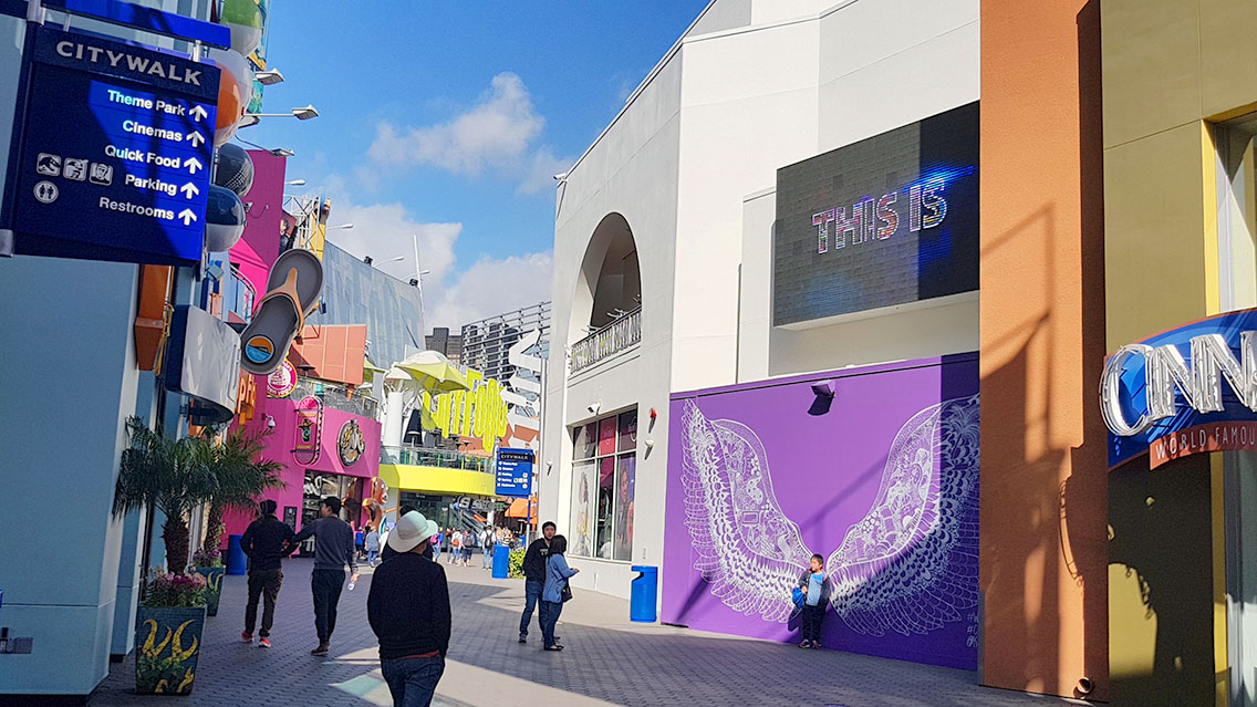 El exterior del parque está lleno de tiendas