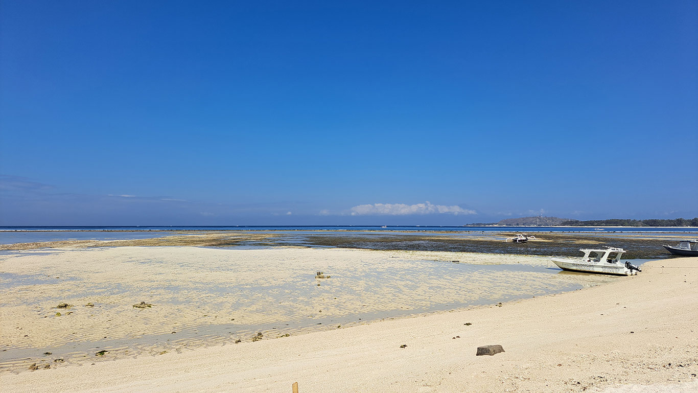 Marea baja en la playa Gili Air