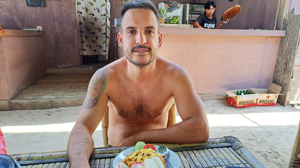 Hombre comiendo en restaurante en Gili Meno