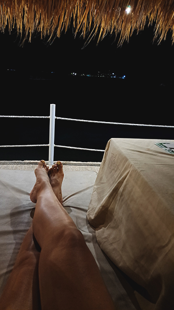 Relajarse en un restaurante a la orilla del mar en Gili Air