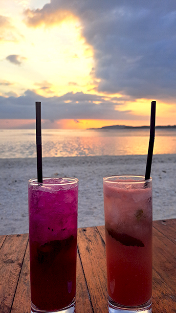 Cóctel viendo el atardecer en Gili Air