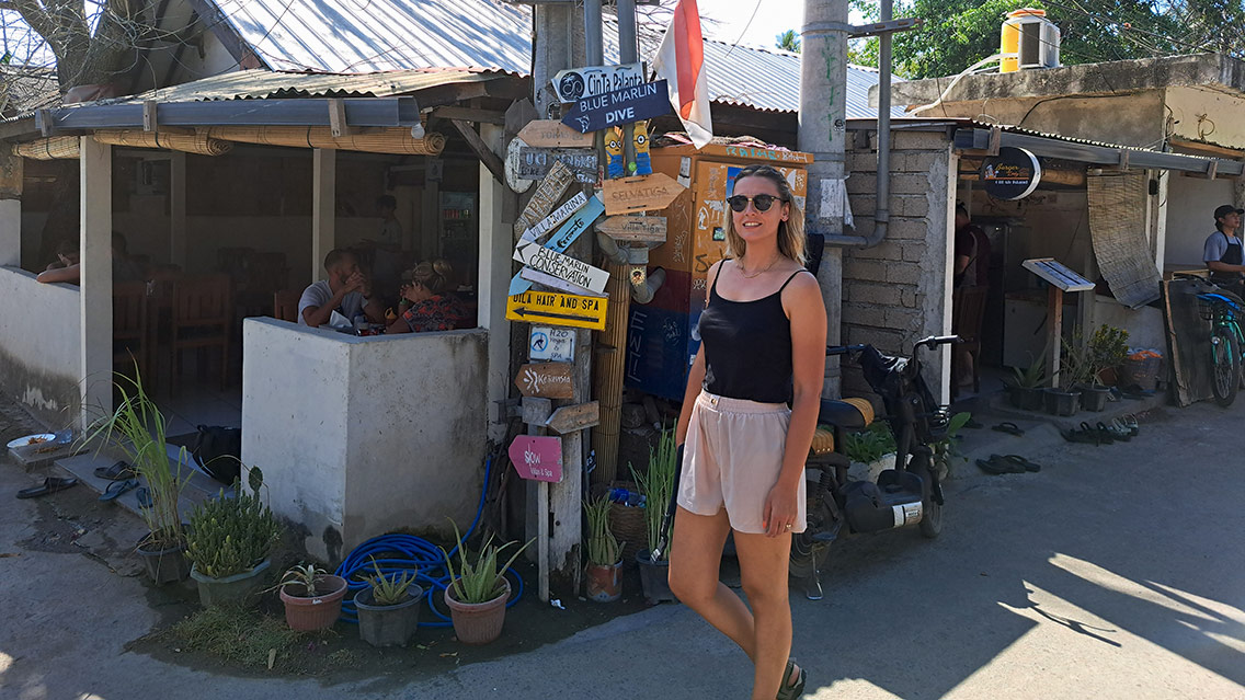 Mujer andando por la isla Gili Air