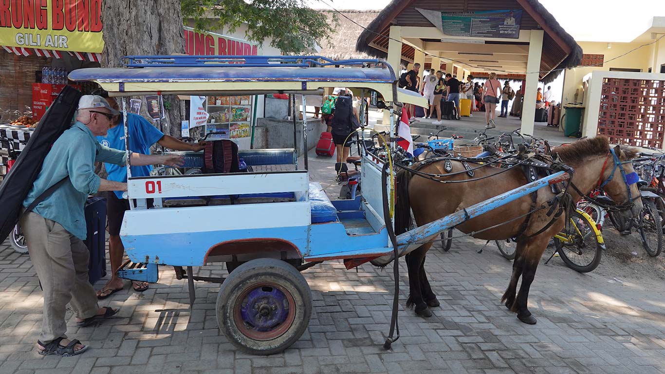 Hombre subiendo a un coche de caballos