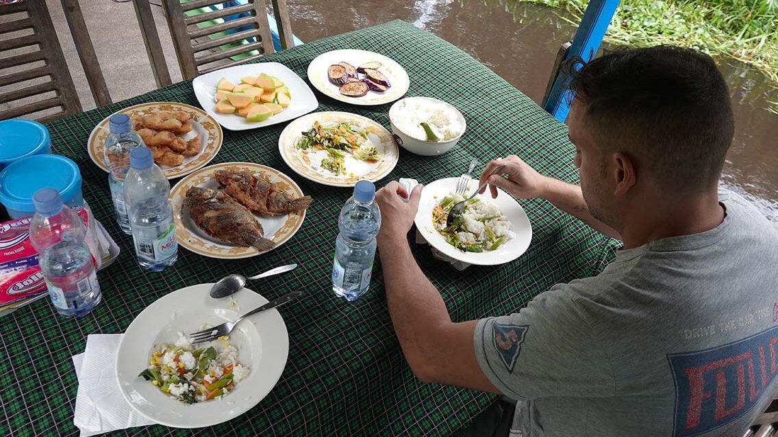Comiendo en el barco