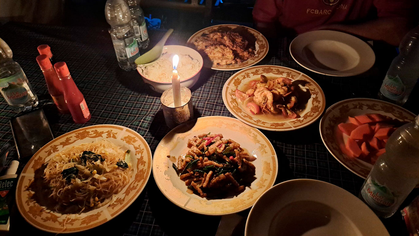 Cenando en el Klotok