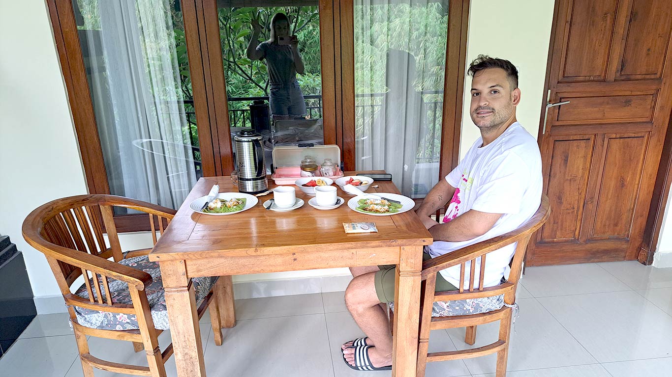 Desayunando en el hotel antes de partir