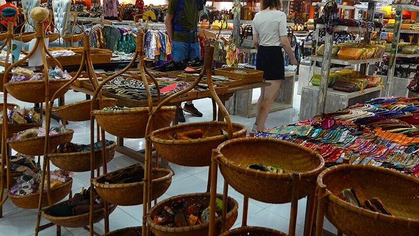 Tienda de camisas y sarongs típicos balineses