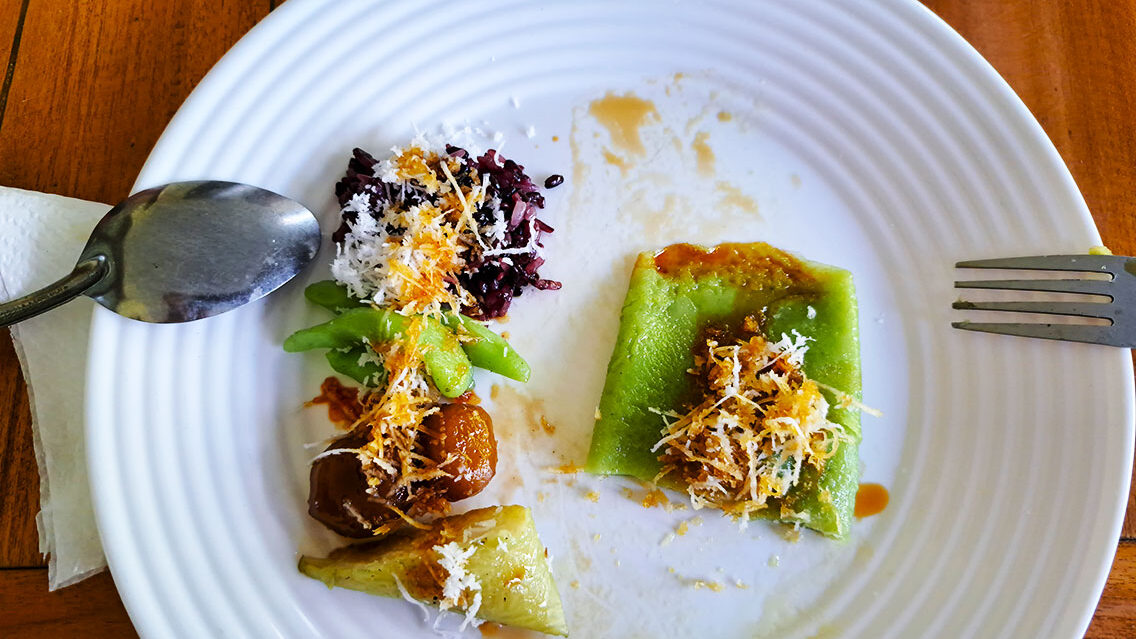 Desayunando crepe de coco, llamado Dadar Gulung