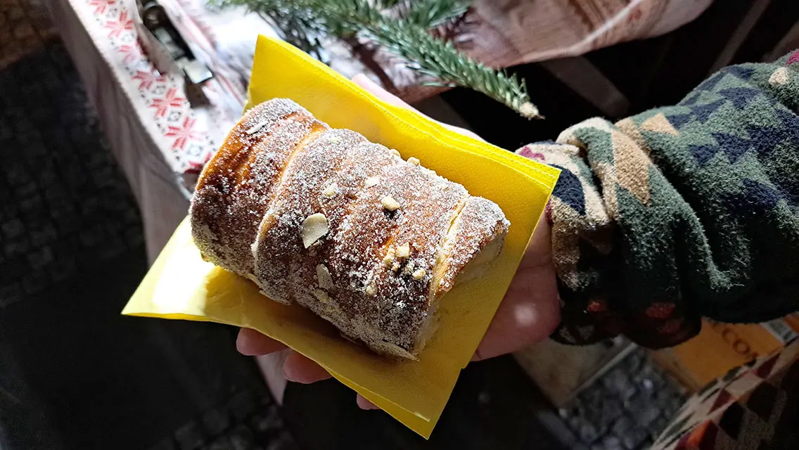Trdelnik sostenido en una mano