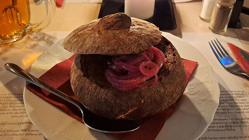 Pan relleno de salsa