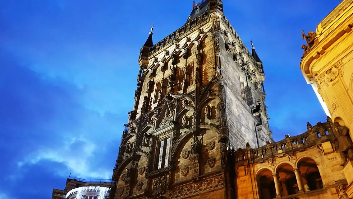 Edificio de la ciudad de Praga iluminado por la noche