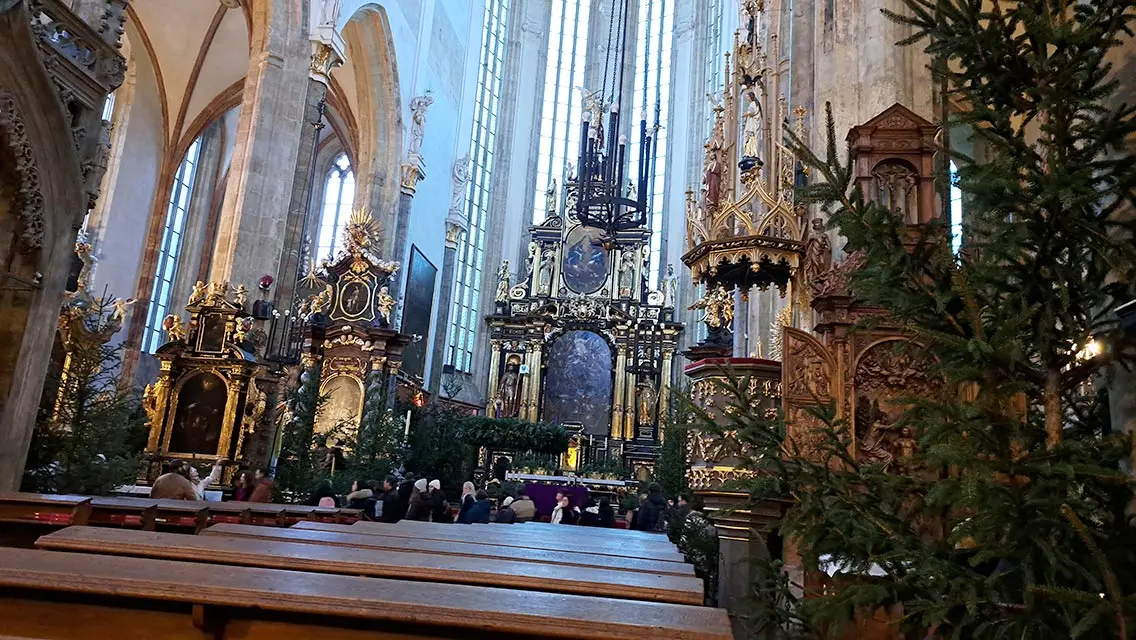Misa del gallo en una iglesia