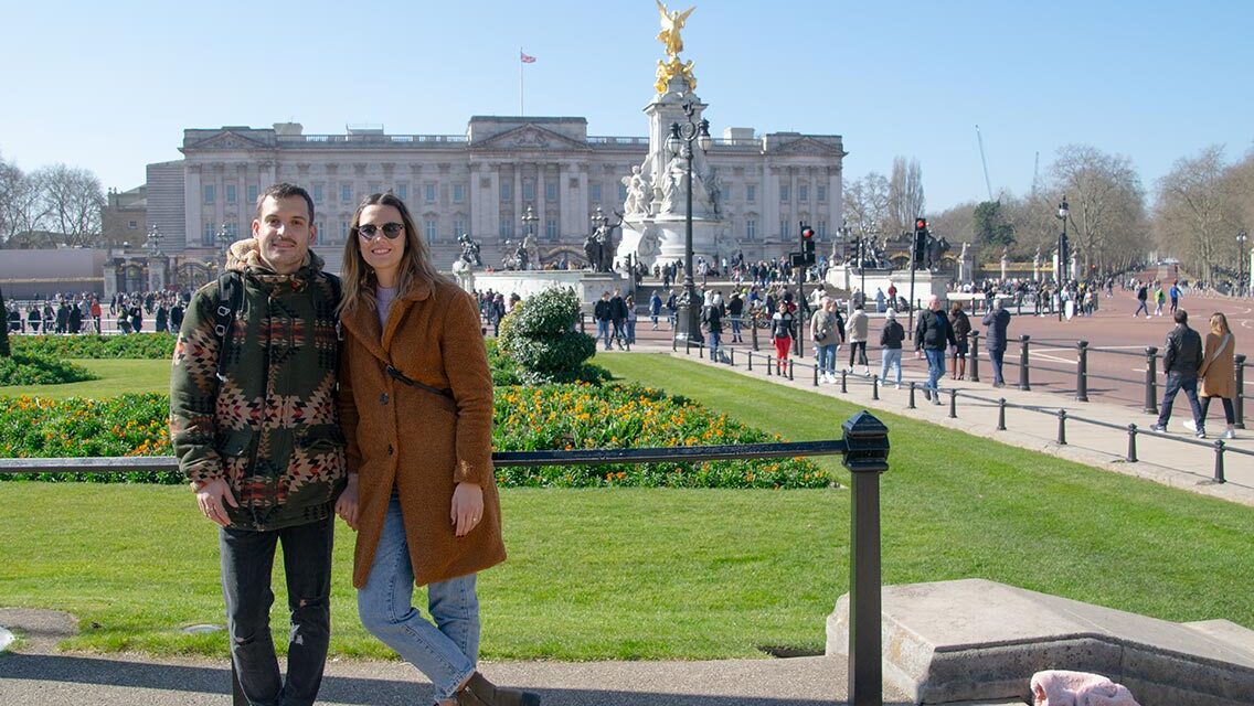 Palacio de Buckingham de fondo