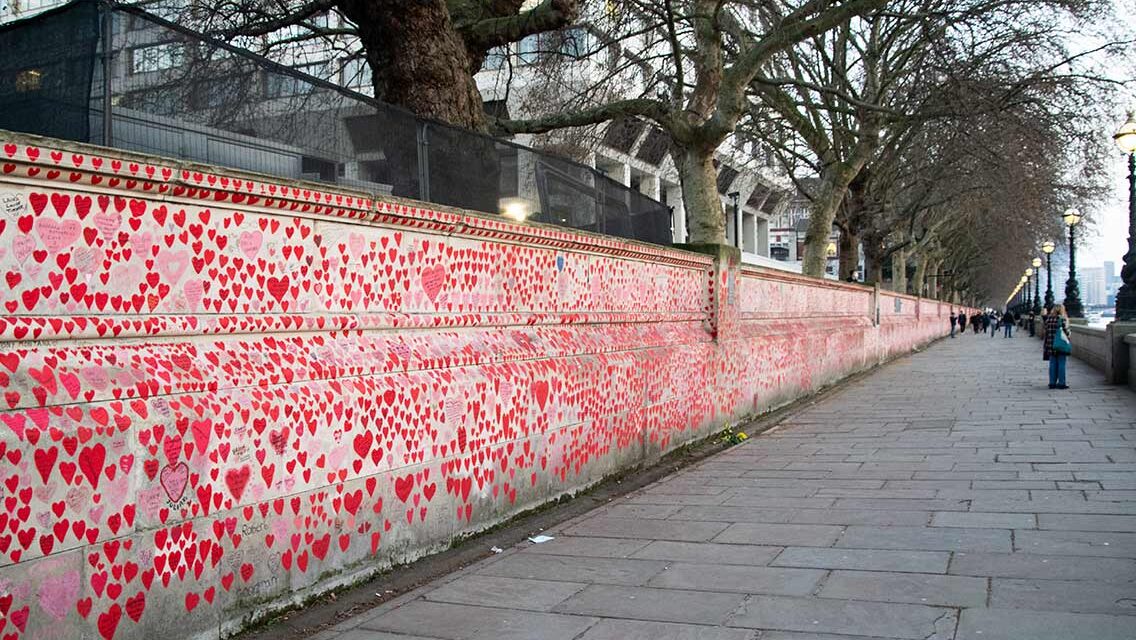 Mural en memoria de las victimas de COVID