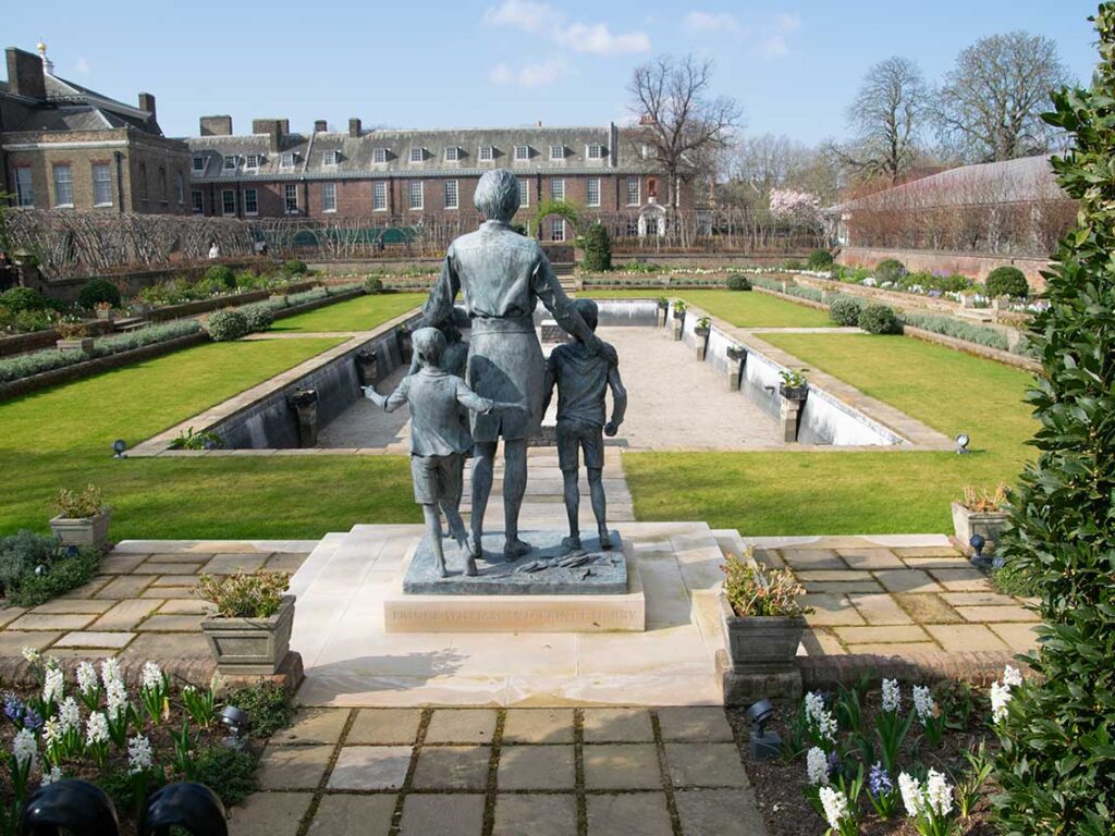 Foto de estatua de Lady Di y sus hijos