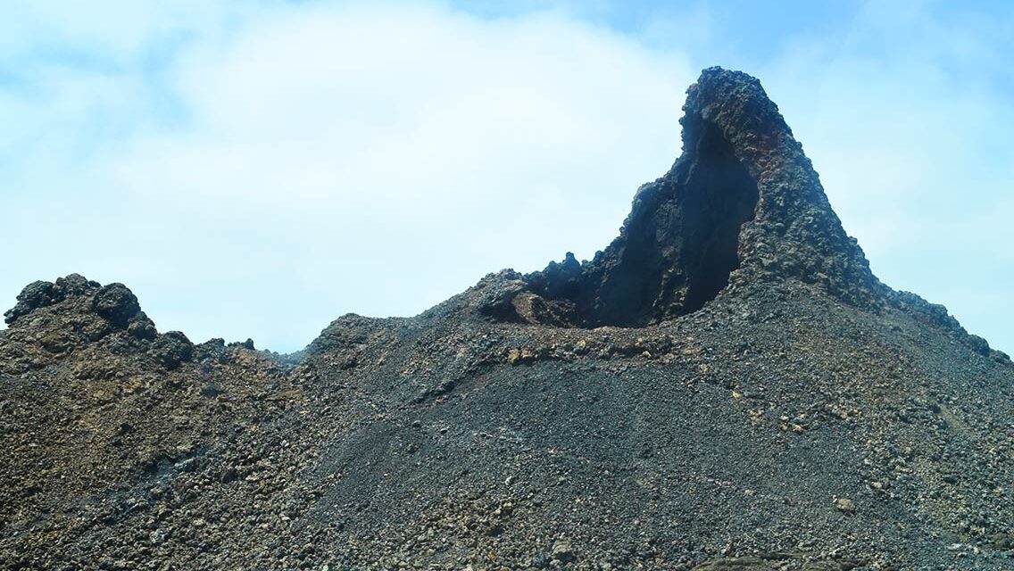 Boca de un pequeño cráter de volcán