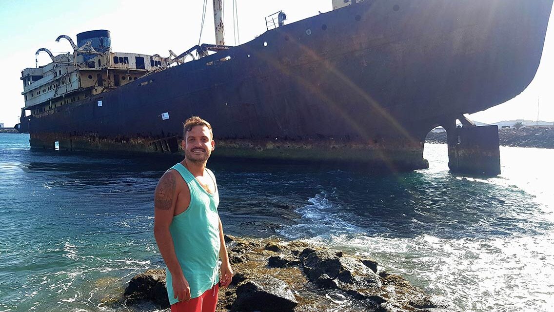 Barco abandonado llamado Telamón