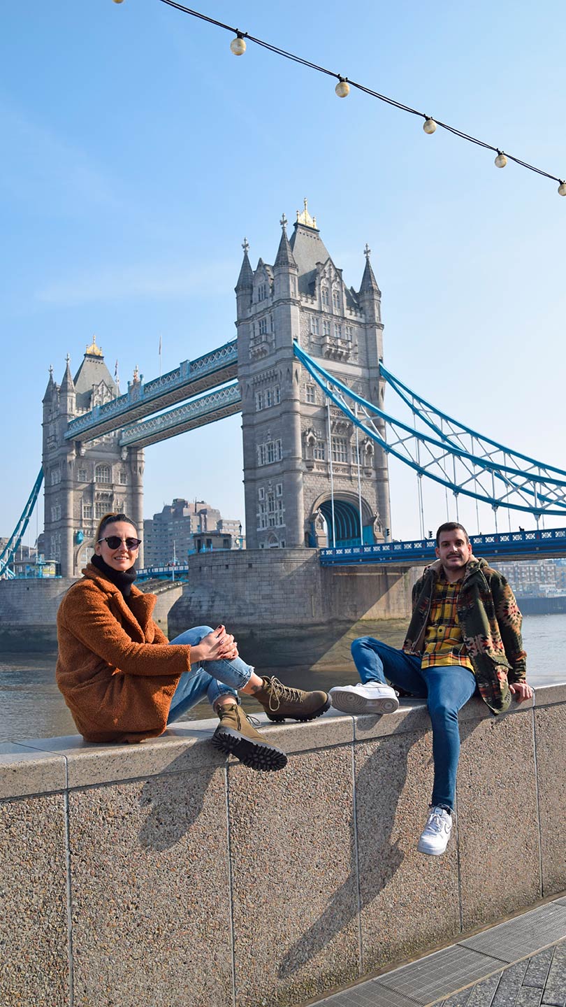 Foto en los pies de la Tower Bridge