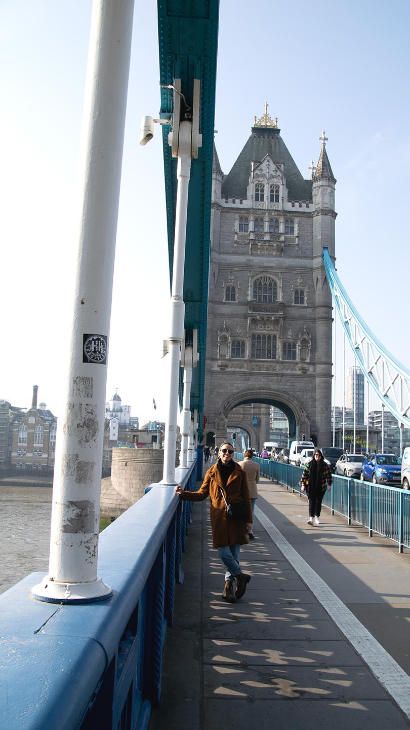 Foto en la carretera que cruza la Tower Bridge