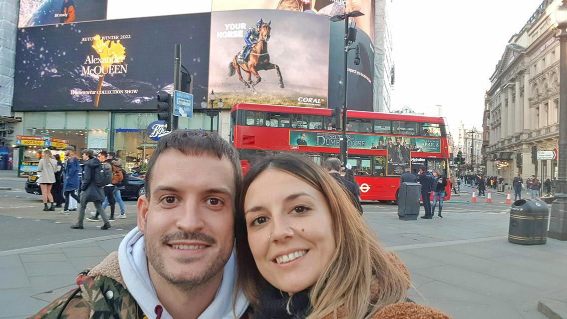Pareja en Piccadilly Circus