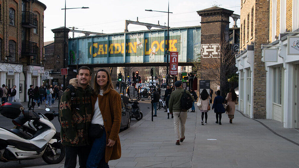 Puente con el letrero de Camden Town
