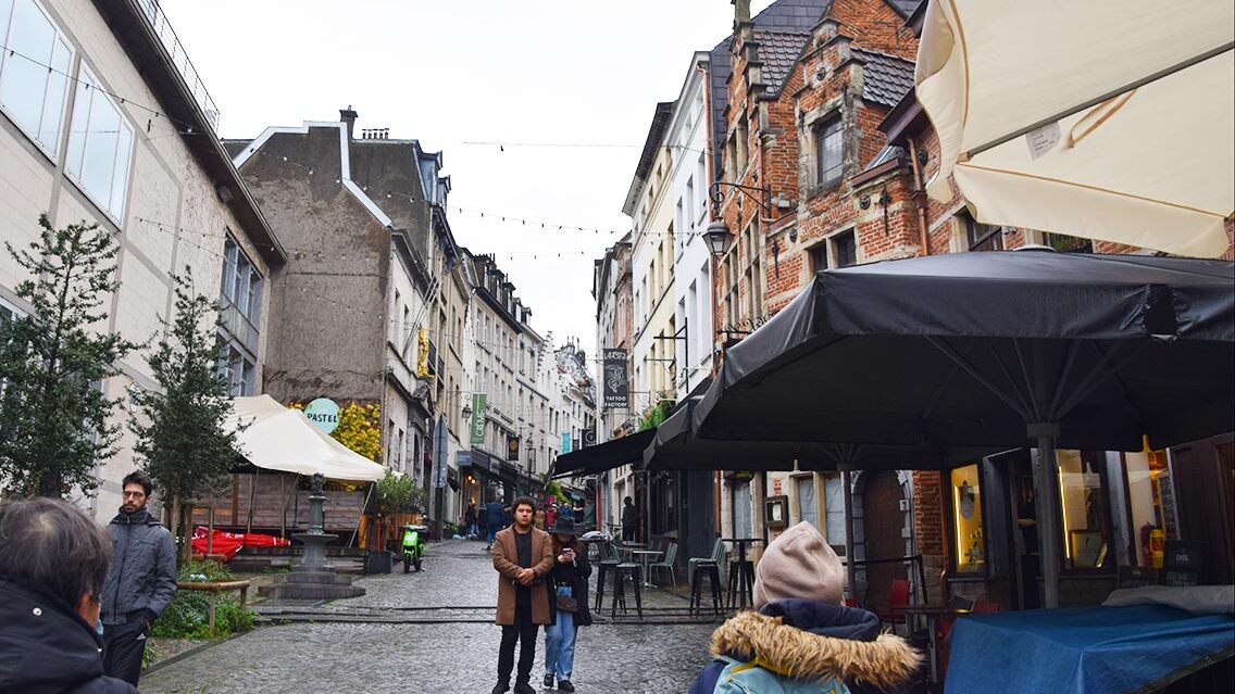 Calle de tiendas con buena comunicación