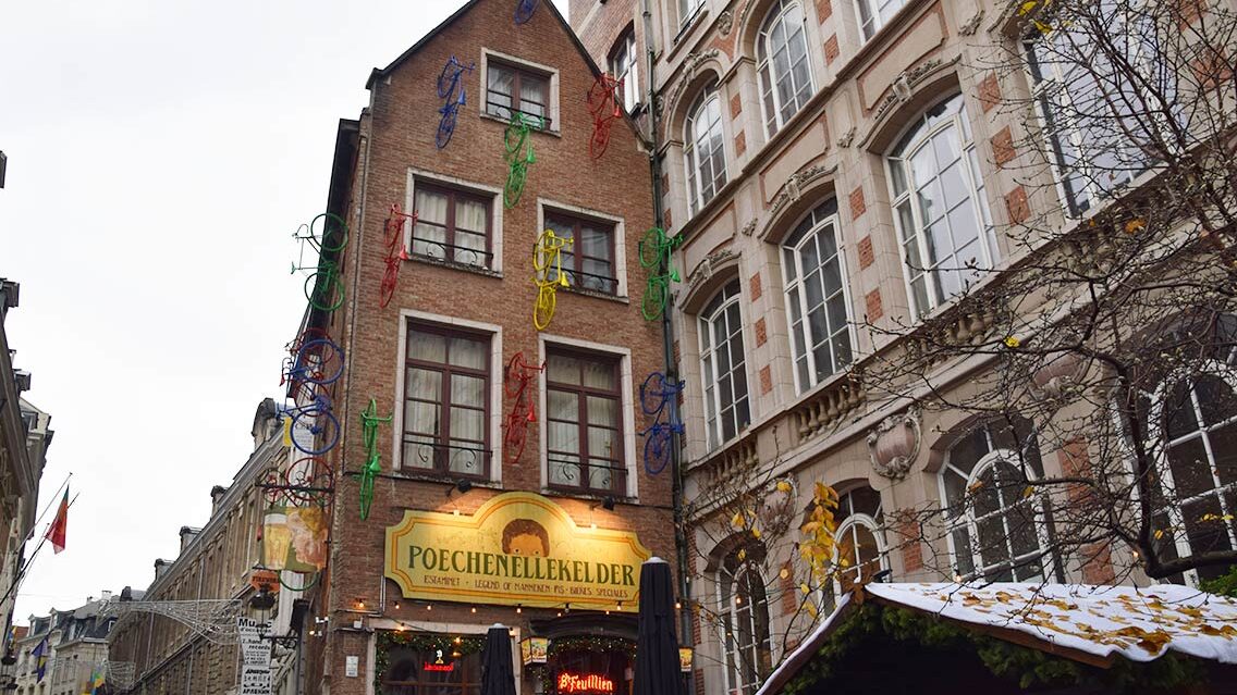 Facha peculiar con bicicletas colgando