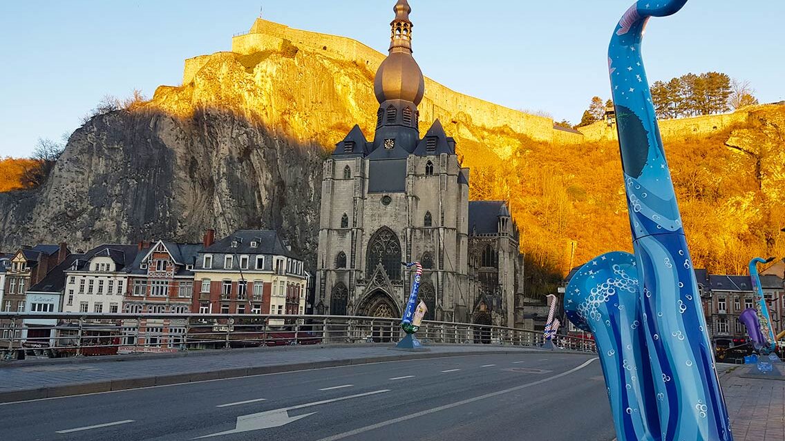 La ciudad esta llena de esculturas de Saxofón