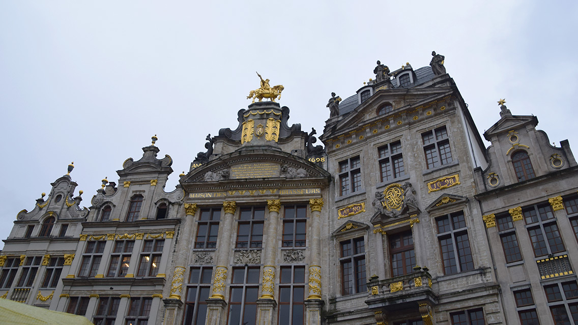 Detalles dorados de los edificios de Bruselas.