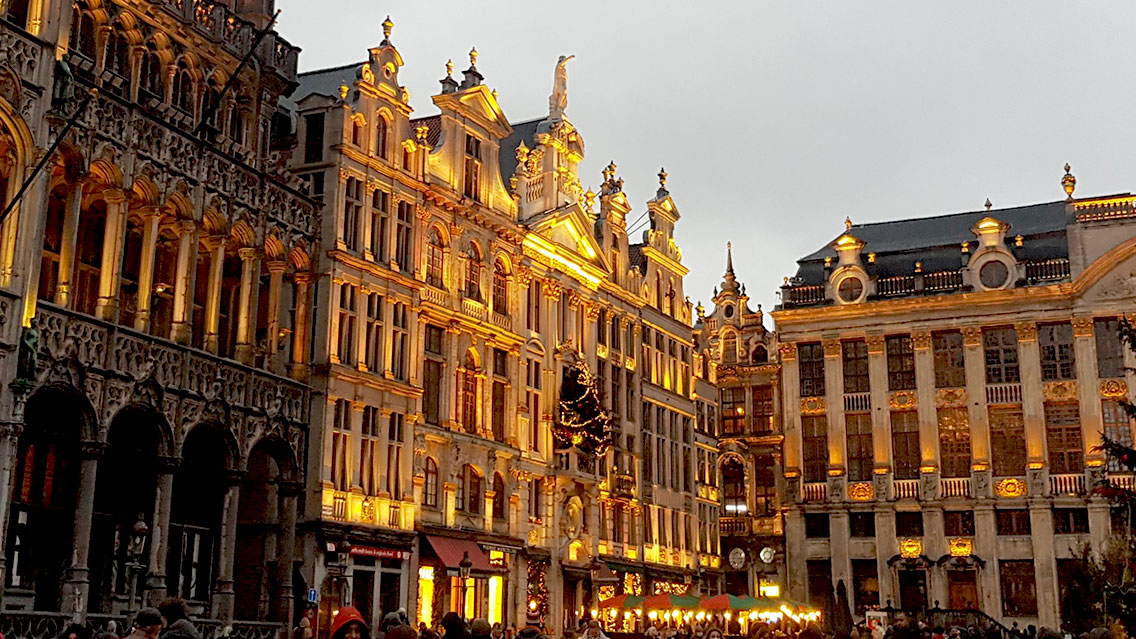 En cada rincón de le Grand Place hay edificios hermosos