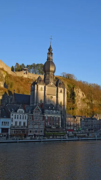 Exterior de la iglesia de Dinant