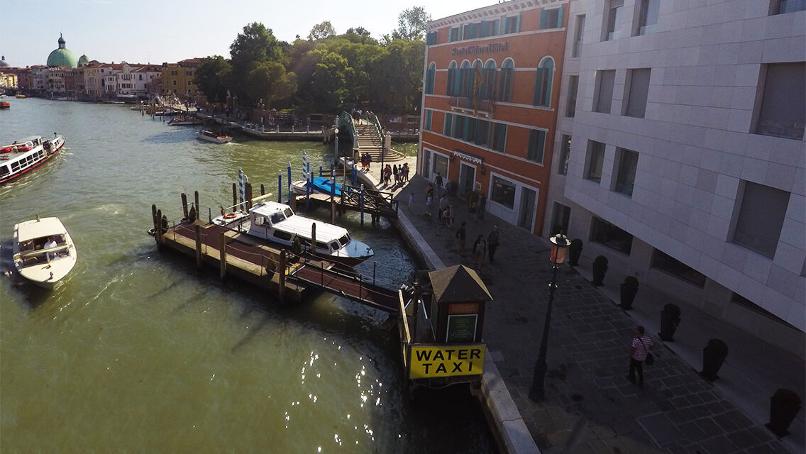 Parada de taxi en la entrada de Venecia