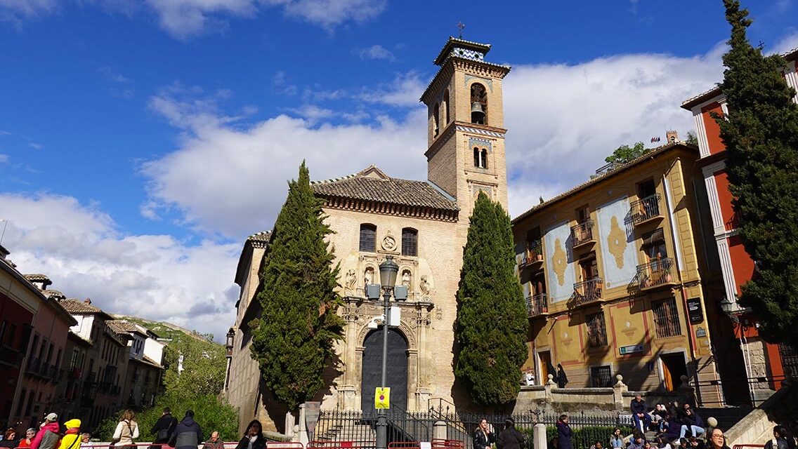 Visita la Plaza Nueva