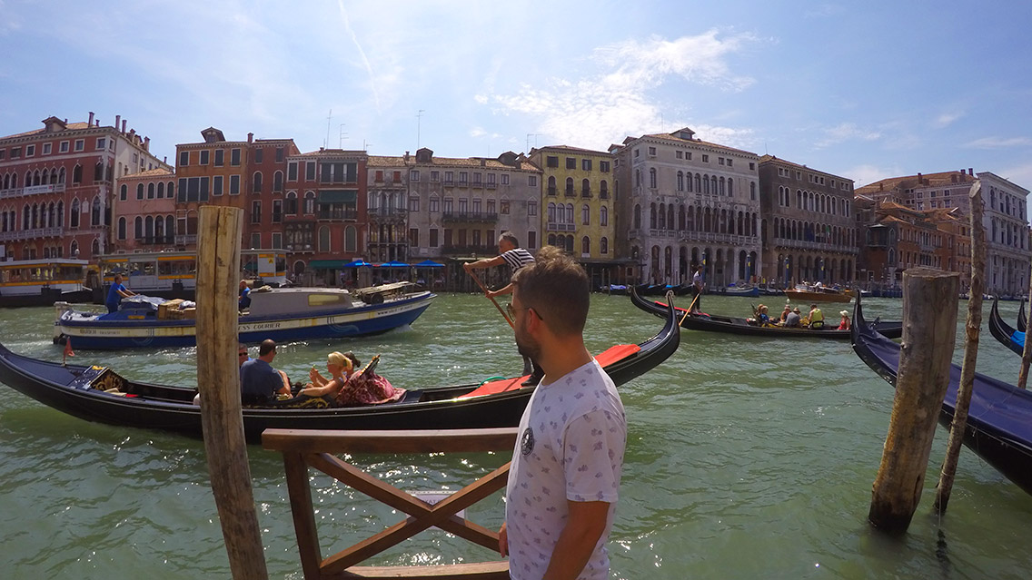 Góndolas en el Gran Canal de Venecia