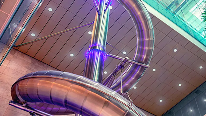 Disfruta del tobogán más grande dentro del aeropuerto