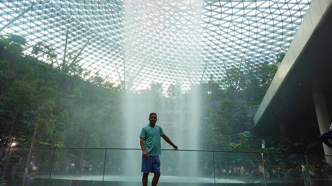 hombre en la cascada interior del aeropuerto