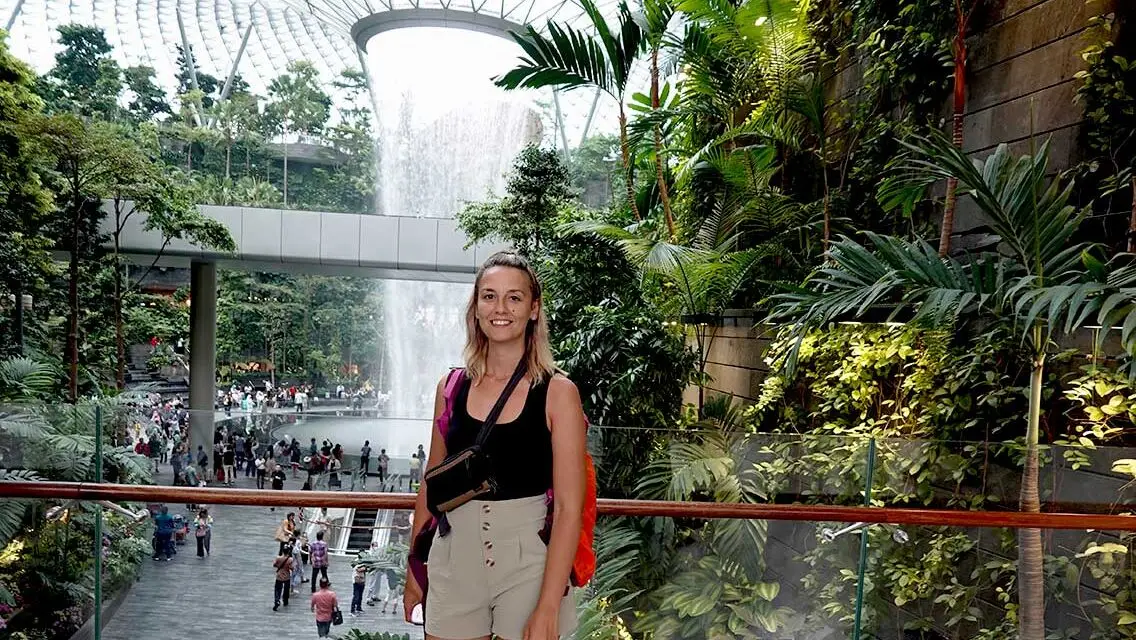 Cascada en el interior del aeropuerto