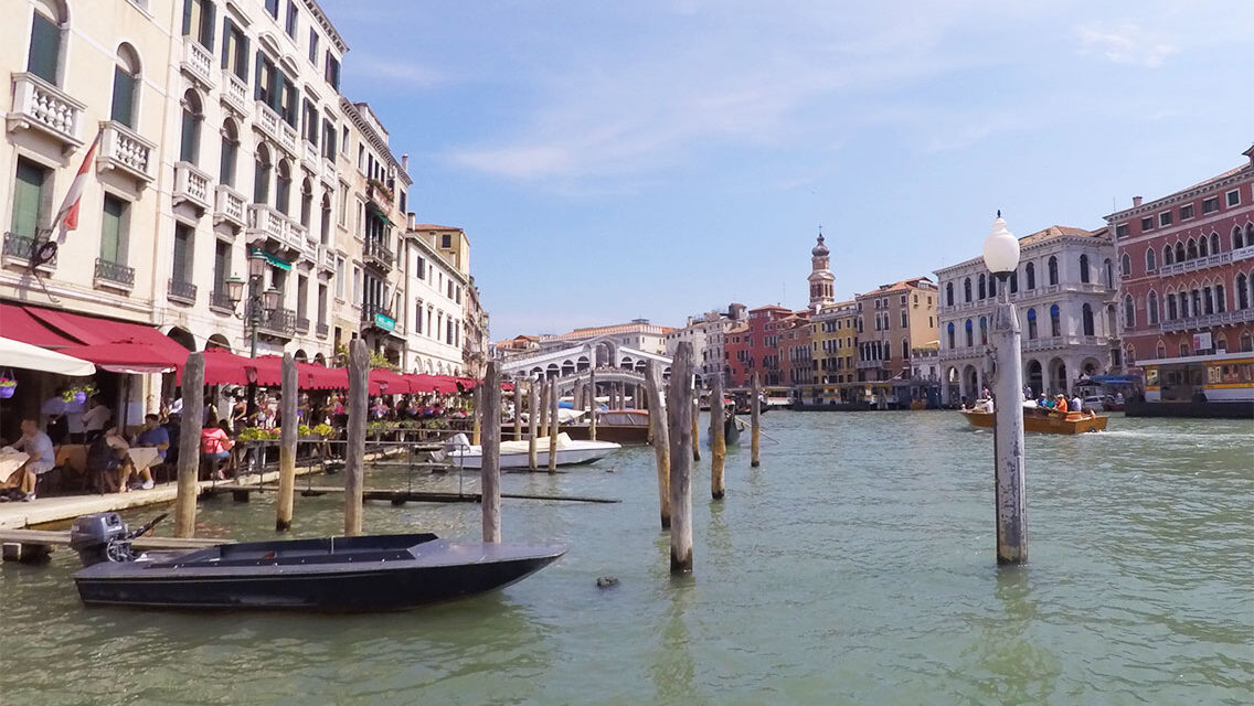 Puente Rialto al fondo