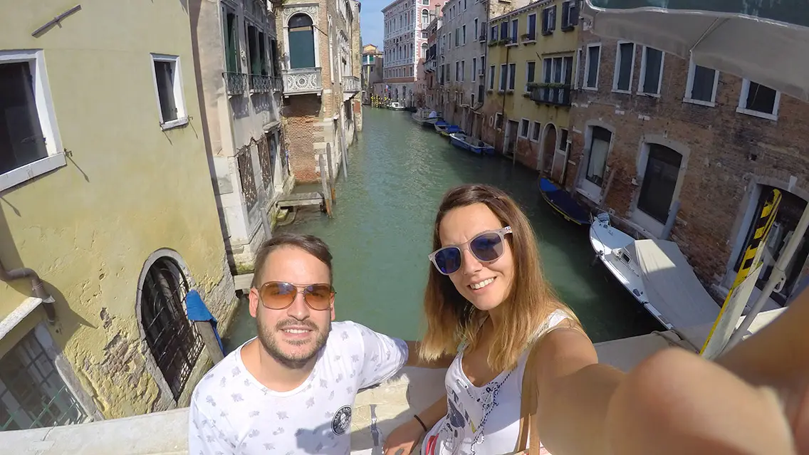 Cruzando un puente de un canal de Venecia