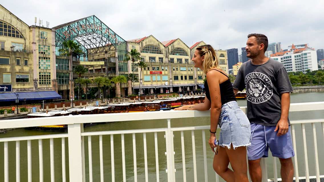 Pareja mirando hacia los puentes en The Quays
