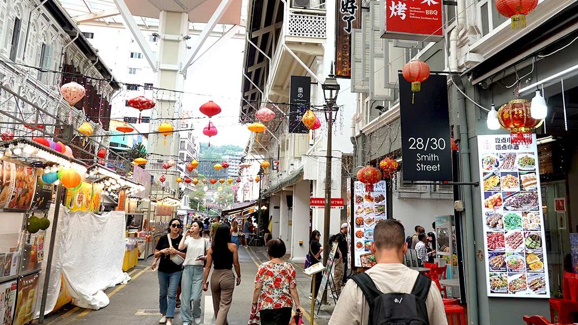 Paseando por el mercadillo al aire libre de Chinatown