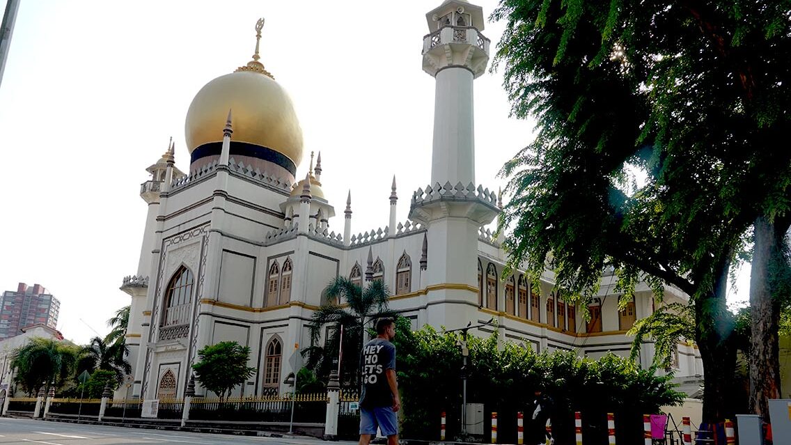 Cruzando el paso de peatones con vistas a la Mezquita del Sultán en Singapur