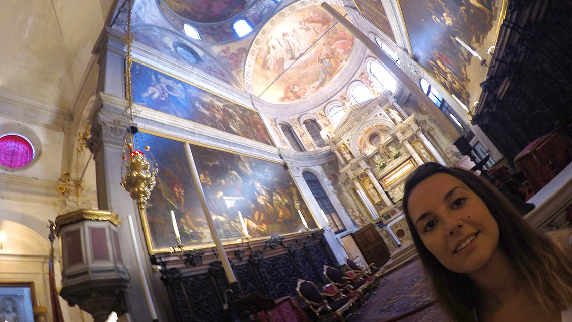 Interior con murales pintados