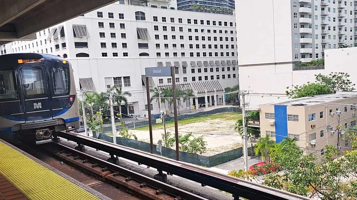 Metrorail es un tren elevado en el Downtown de Miami